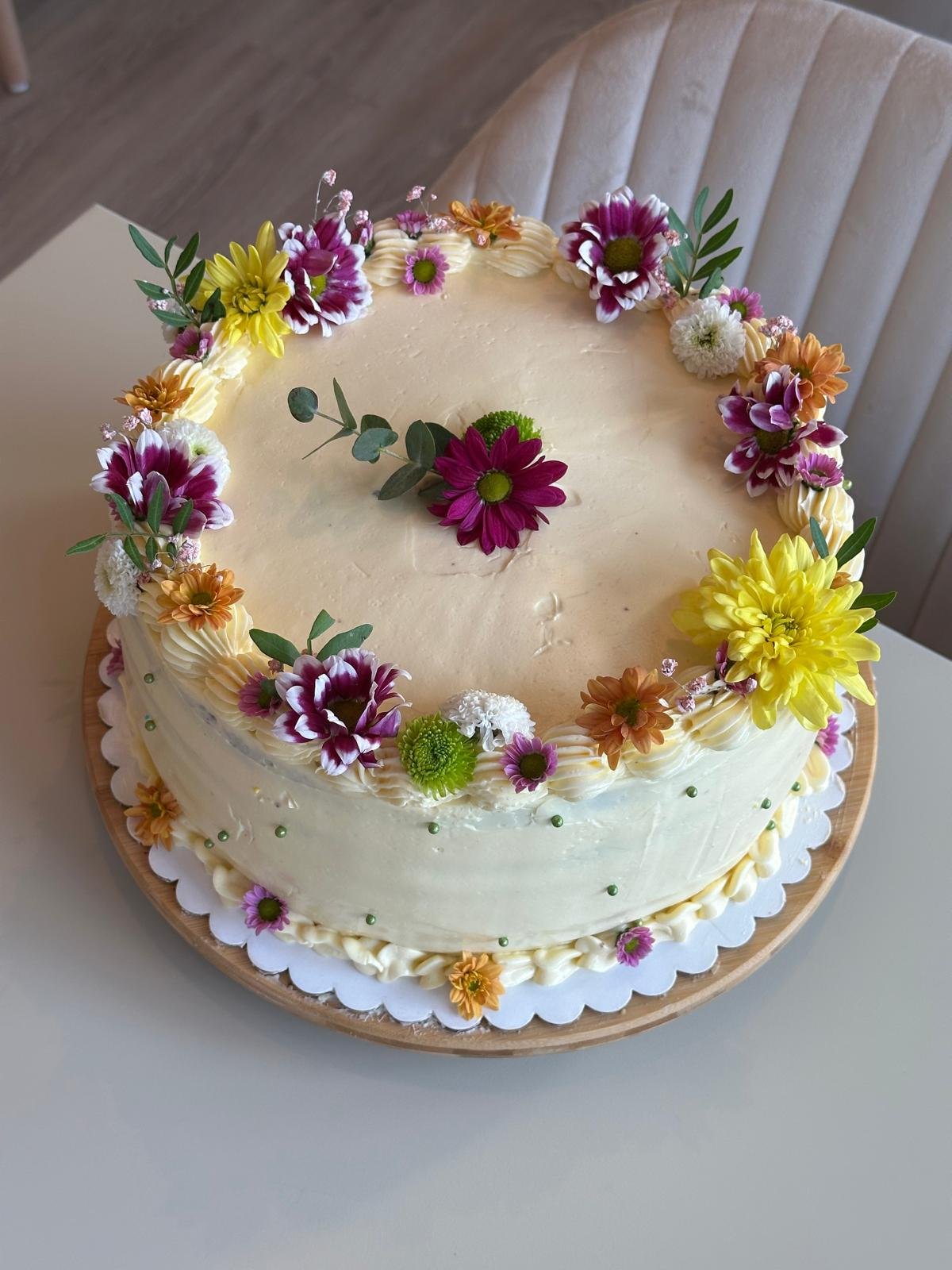 Hausgemachte Torte mit frischen Blumen