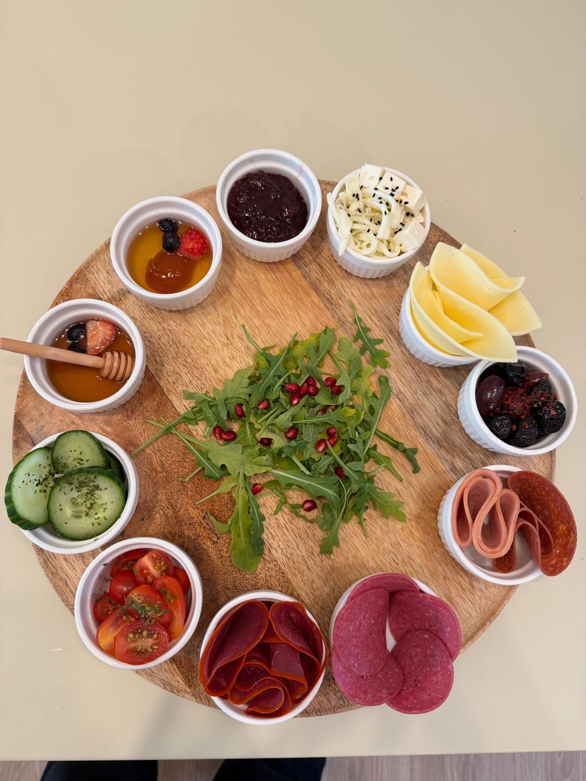 Große Frühstücksplatte mit Käse, Wurst und Gemüse
