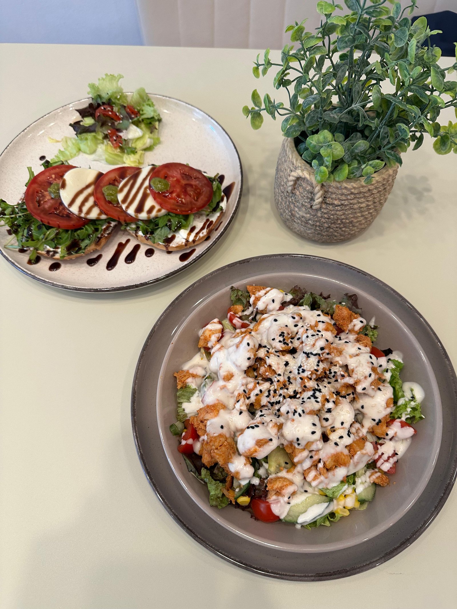 Frischer Salat und Tomate-Mozzarella-Stulle